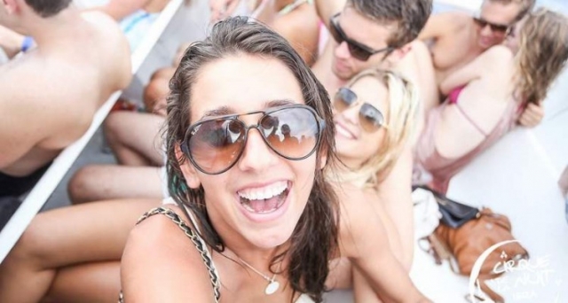 chica con gafas de sol con gente detras de ella